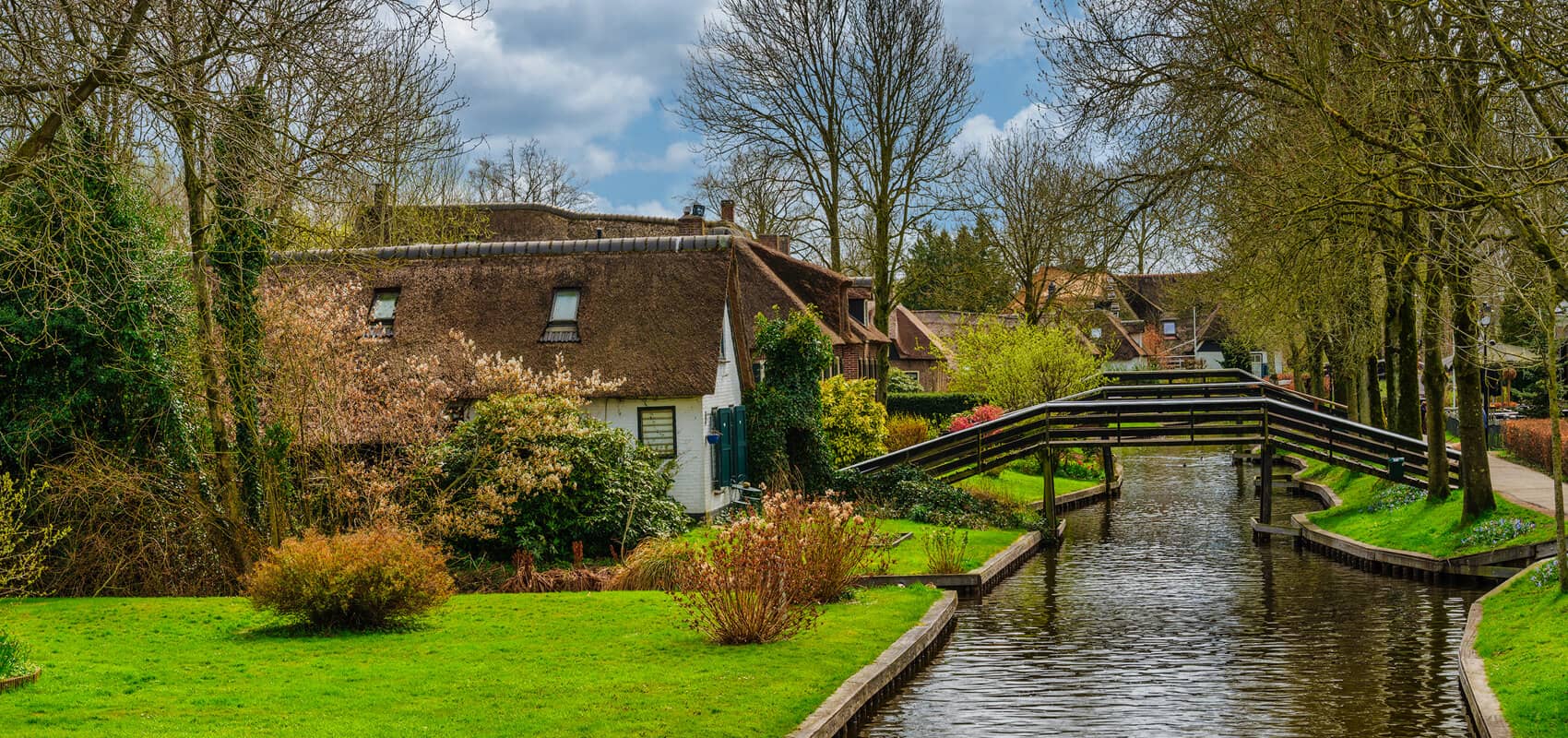 Geithoorn village canals wooden bridges thatched roof houses