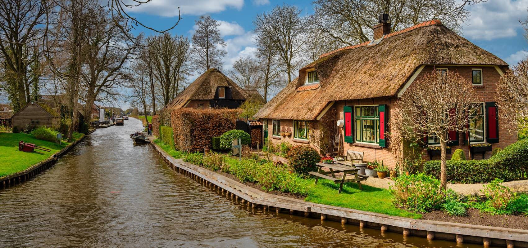 Canal side thatched roof houses in Geithoorn village
