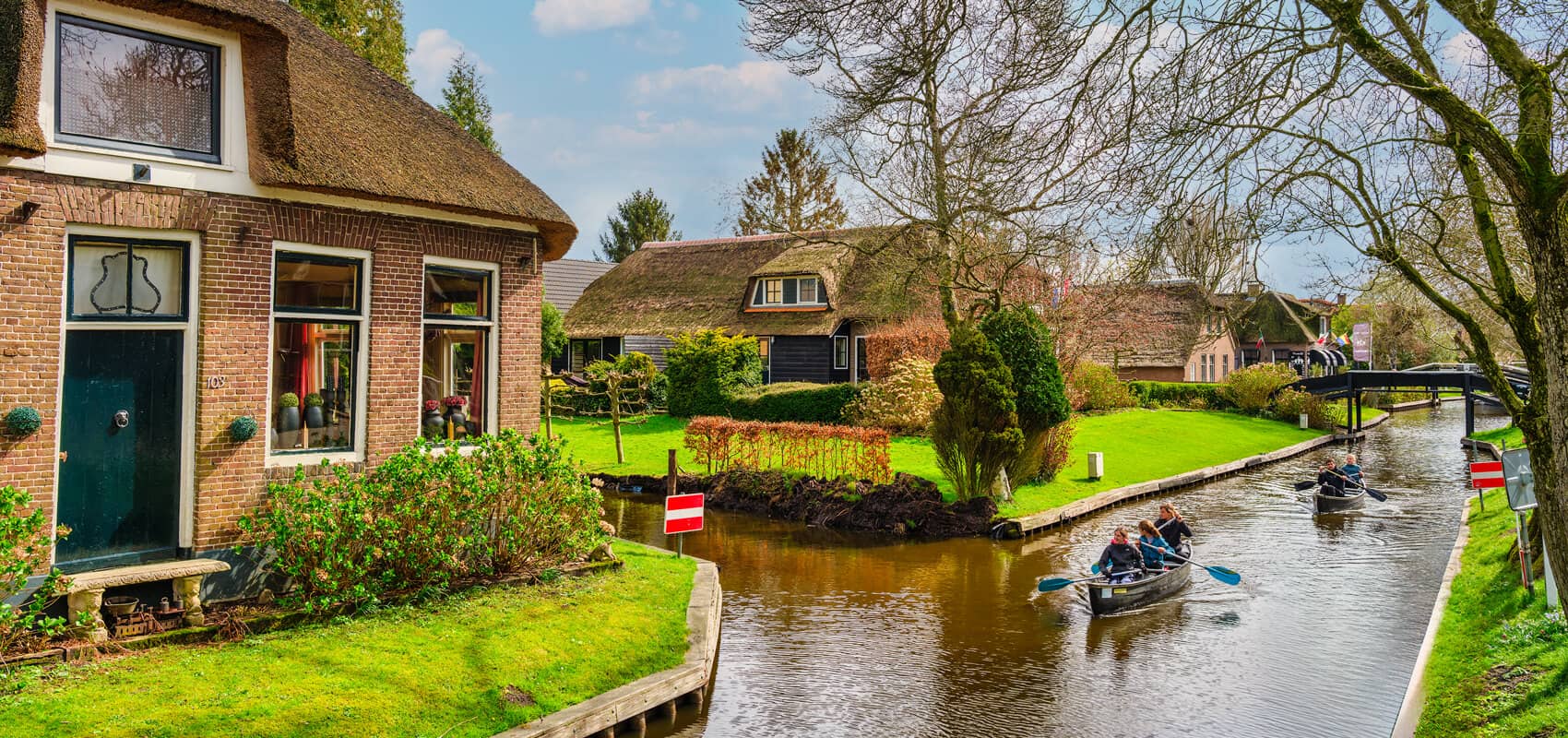 Exploring Geithoorn canals by boat with charming village views