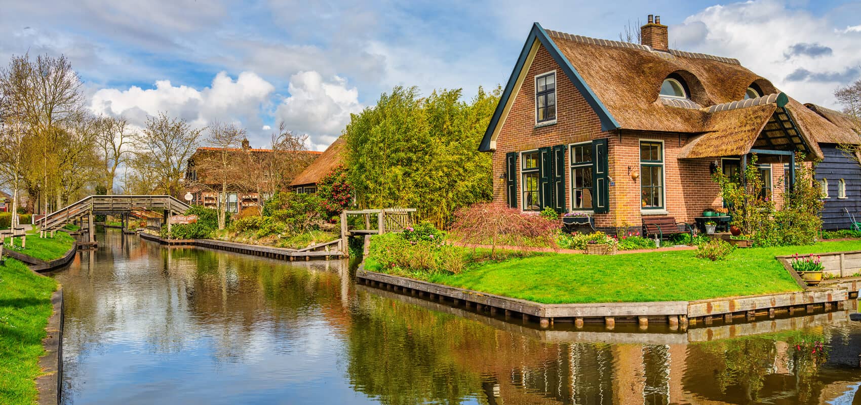 giethoorn picturesque canals thatched roof cottages