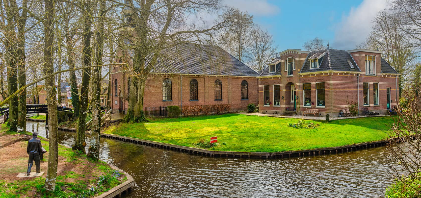 Albert Mol statue and the church square in Geithoorn village