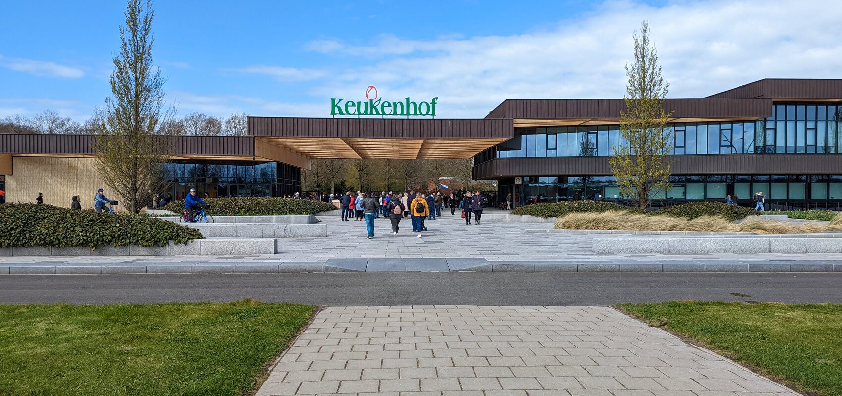 Keukenhof main entrance as visitors lining up to enter